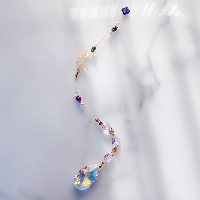 安眠サポート＊ラピスラズリ＆アメジスト入り 月モチーフ しずく型サンキャッチャー