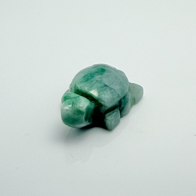 【健やかさと長寿を願う】アベンチュリン 亀の彫刻置き物 約36×23×15mm【O8004】