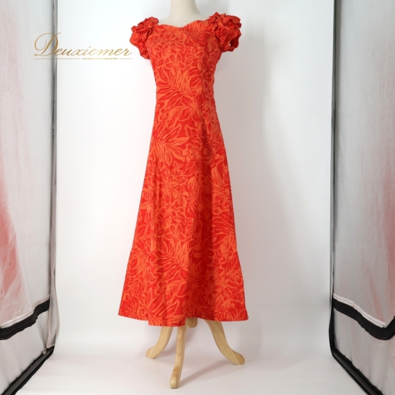 フラダンス 衣装 ワンピース ドレス レッド系 マーメイドライン エムエムジェイ MermaidLine MMJ 日本製 モンステラ柄 プルメリア柄 フリル袖 ハワイアンプリント アロハ フラ ダンス レッスン 練習 華やか 鮮やか かわいい おしゃれ オレンジ系 赤 橙 ダンス衣装 フラ衣装 かわいいドレス おしゃれなワンピース 女性用ドレス フリルデザイン ハワイアンスタイル 美しい ビビッドカラー