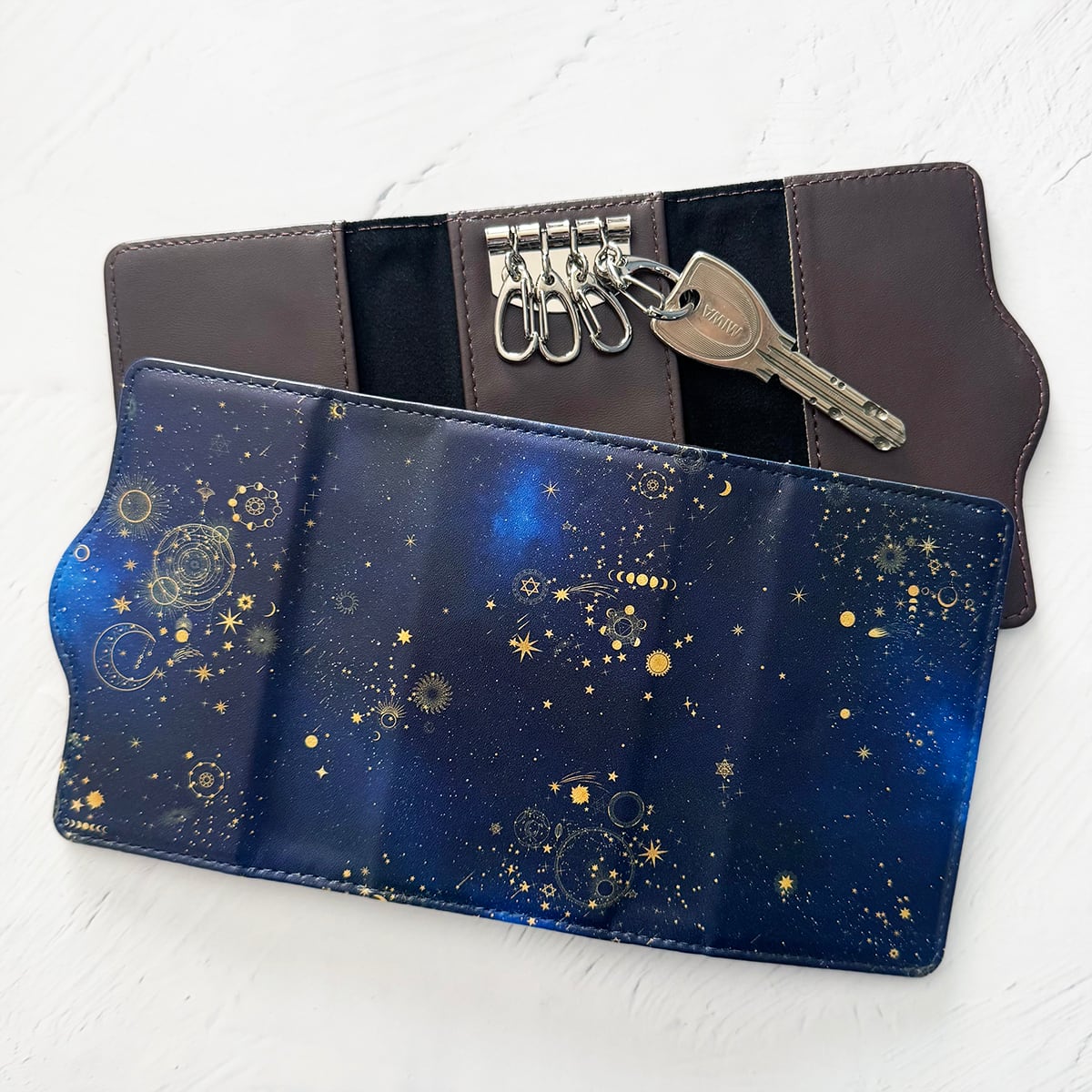 銀河の彼方まで広がる、天体総柄 キーケース スマートキー | LALA