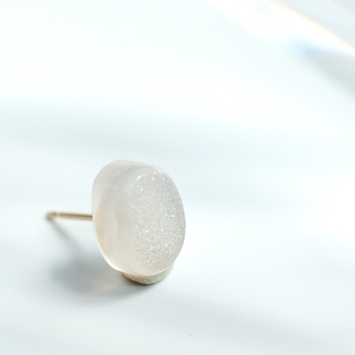14kgf｜そっと光る朝露のかけら｜ドゥルージーアゲートの片耳スタッドピアス・一点もの