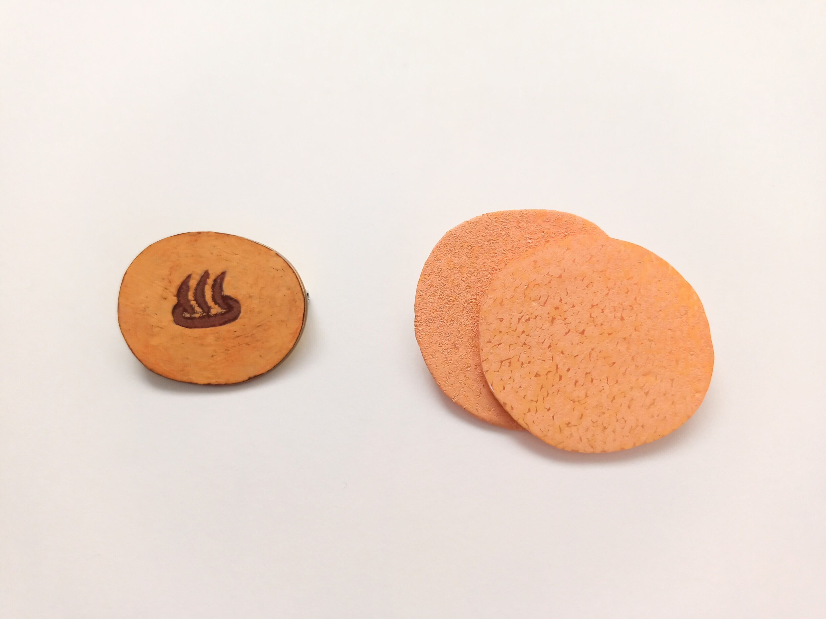 ヘンテコ　ブローチ　「ごま団子」