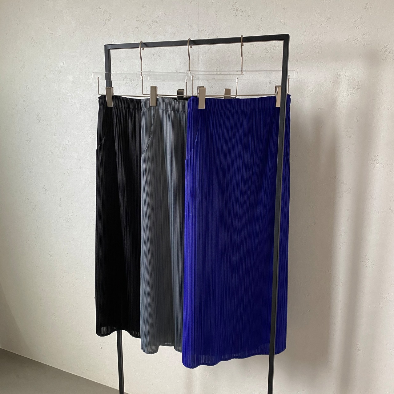 【受注予約：7月中旬入荷予定】pleated 【SK】/black