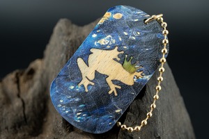 【カナダの象徴】ハードメープル スタビライズウッド ドッグタグ 象嵌 カエルの王様