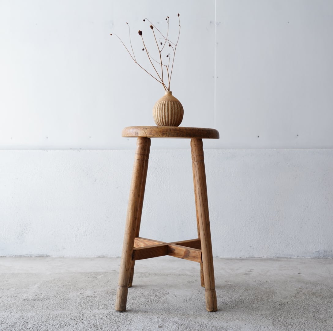 丸座面のスツール