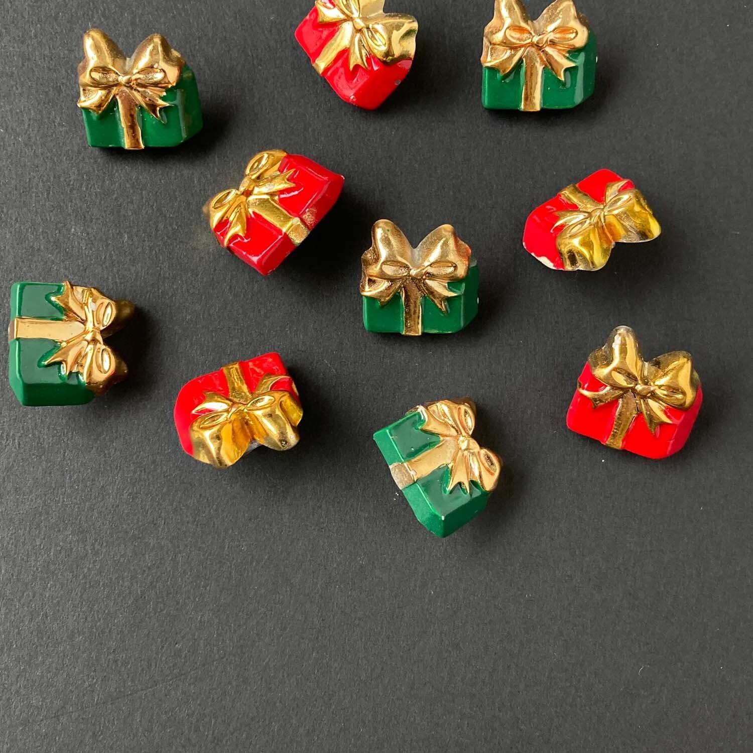 ゴールドリボンのプレゼントフランスボタン(18mm)