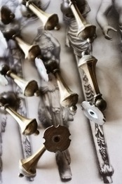 フランス 永遠の硬化 金のタッセルと真鍮製ハンドル ツマミ アンティーク