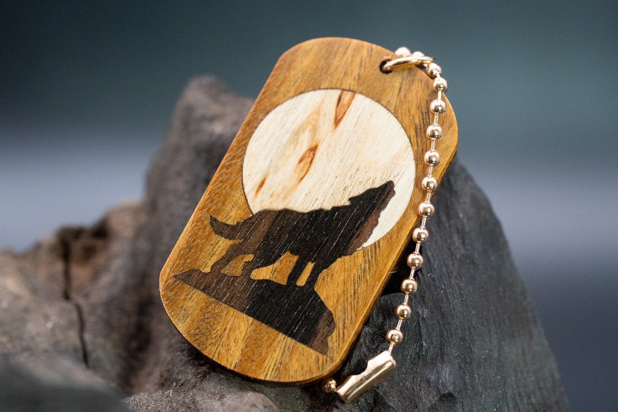 【翡翠の木】 パロサント ドッグタグ 象嵌 月と狼