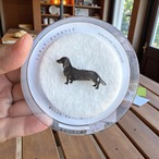 窓の庭　金工ブローチ　ミニチュアダックス　ブラックタン