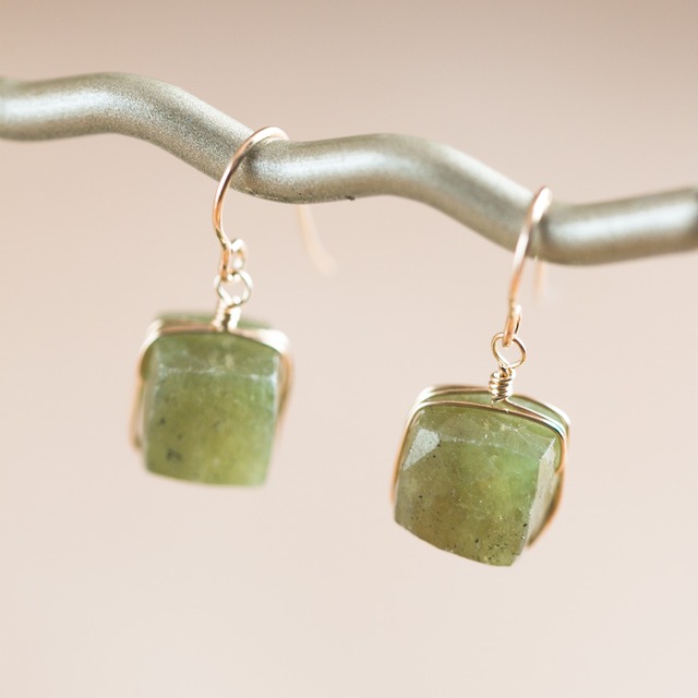 レア希少☆高品質べスビアナイト ヴァソナイト Vesuvianite AAA☆14kgf☆フックピアス・イヤリング