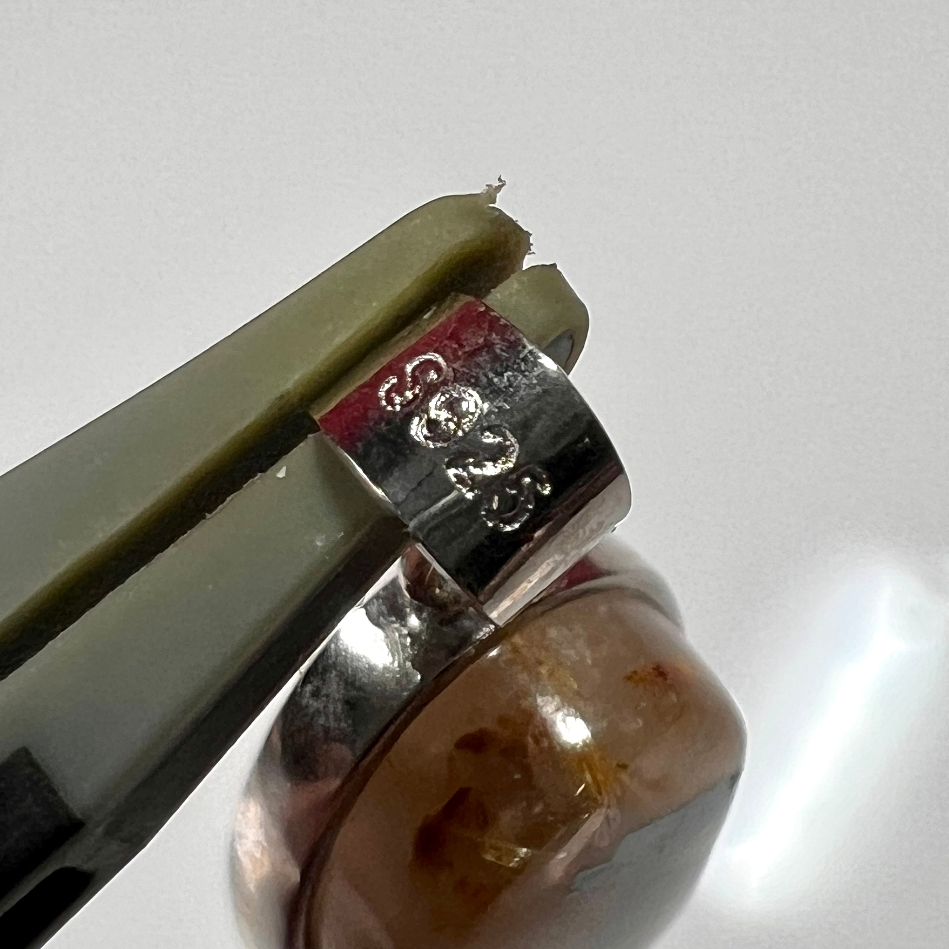 ルチルクォーツ 置物 タイチン フリーフォーム 虹 専用台座込み ルチルクォーツ 置物 タイチン フリーフォーム 虹 専用台座込み