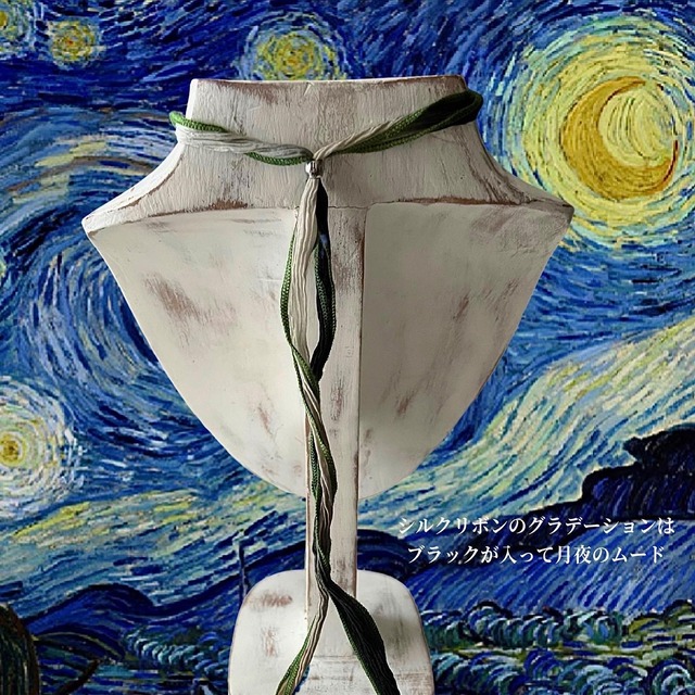 月とオオカミのネックレス