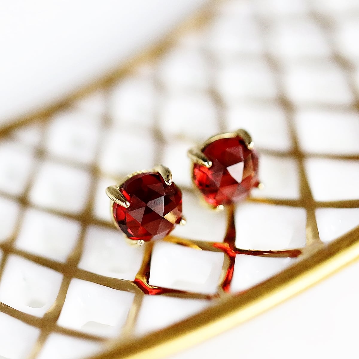 モザンピーク産ガーネットのローズカットピアス ｜6mm 14Kgf｜1月