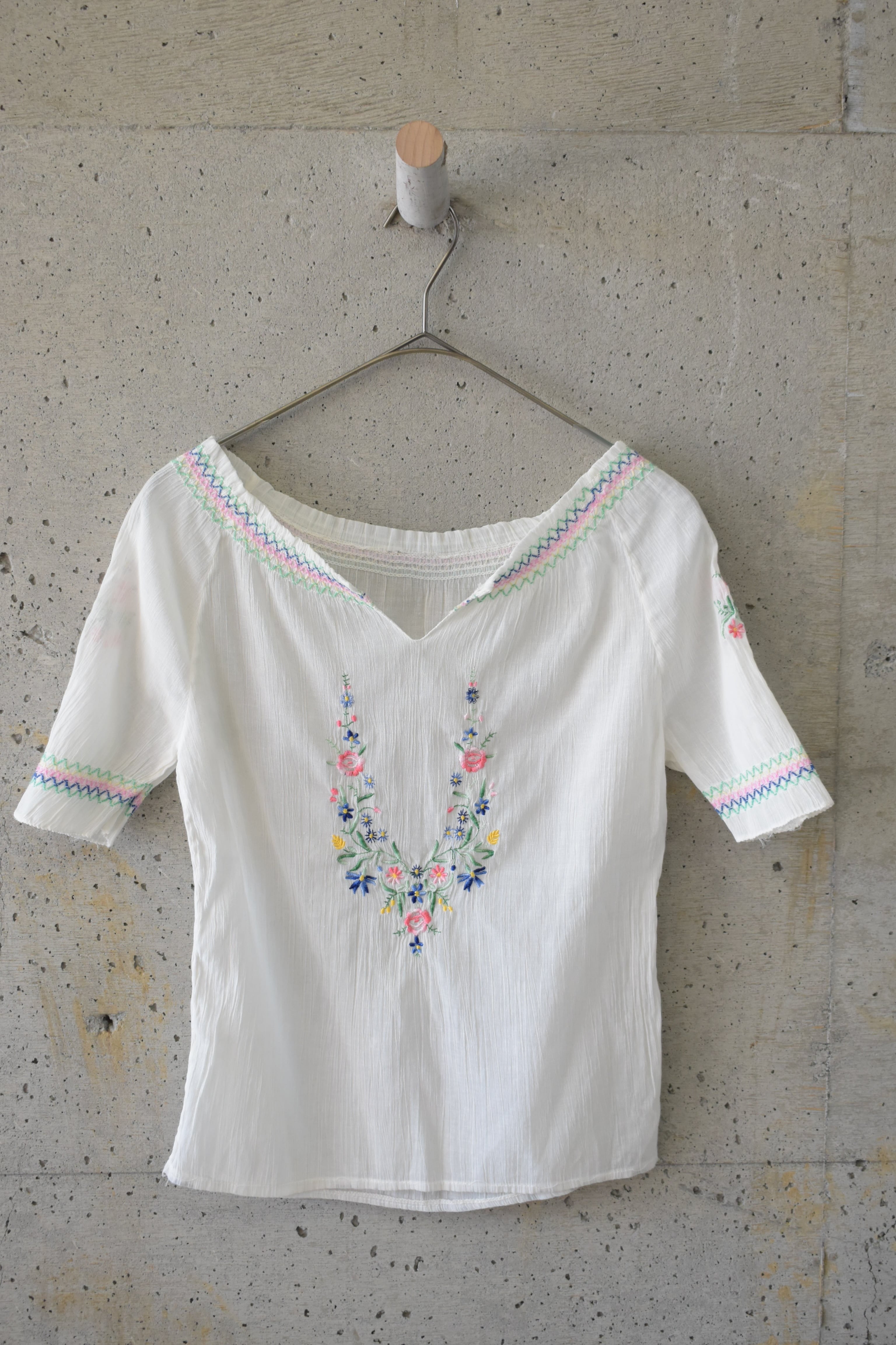 Smocking embroidered blouse