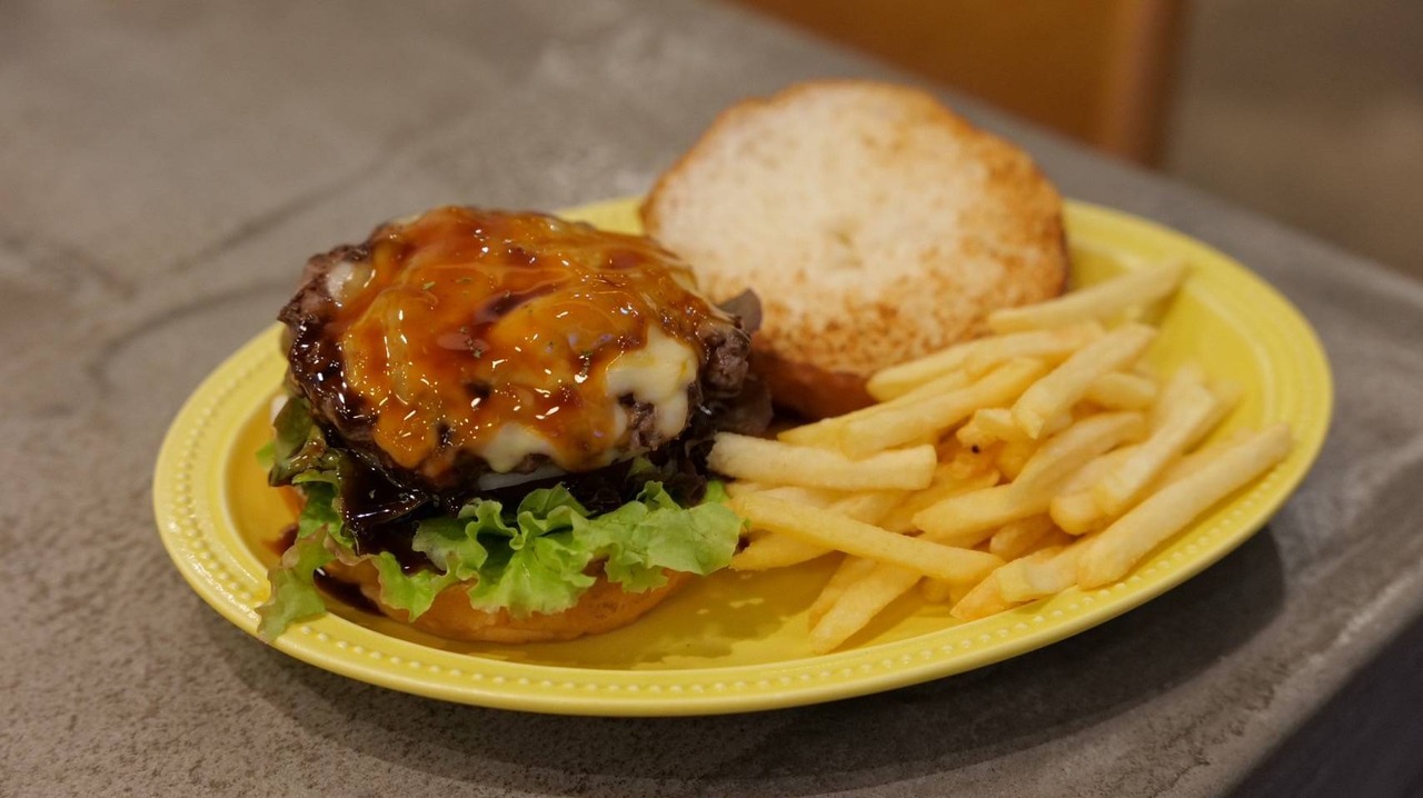 テリヤキチーズバーガー（ポテト付き）／Teriyaki Cheeseburger