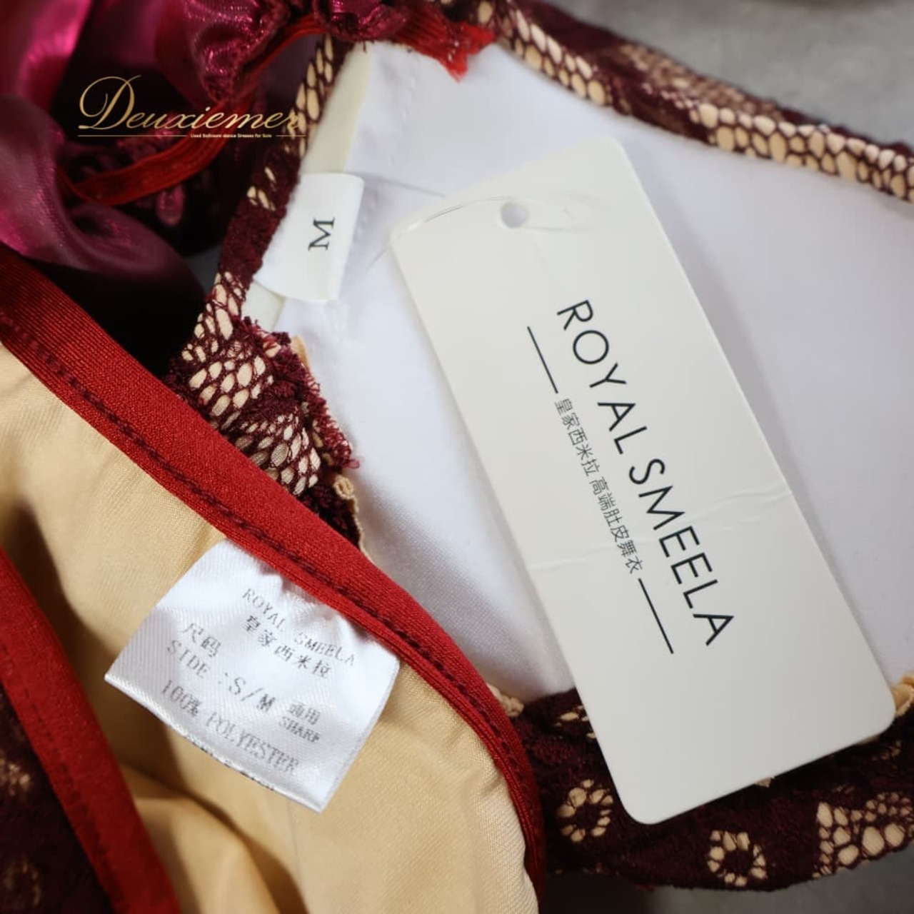 ベリーダンス 衣装 ROYAL SMEELA ツーピース セットアップ 上下セット レッド系 ワインレッド系 トップス スカート 編み上げ りぼん 紐 上品 かわいい ラインストーン キラキラ レース フリル ダンス衣装 イベント ステージ オリエンタル