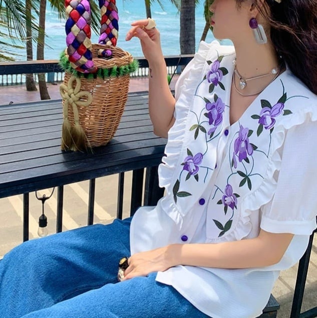 Vネックのすみれ刺繍ブラウス (kai0693) | Shelluits