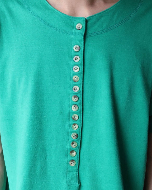 coloring multi button half sleeve top