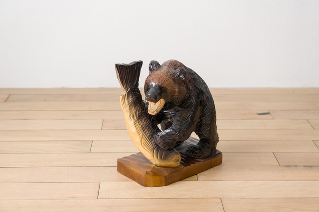 勇ましい木彫りのクマさん