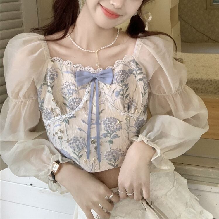 トップス レディース ブラウス シャツ 長袖 花柄 フラワー キーネック シフォン 切り替え ジャガード リボン ペンタゴンネック クロップ丈 透け感 かわいい 大人可愛い きれいめ オシャレ パフスリーブ 長袖 大人 通勤 OL ゆったりシャツ カジュアル 上品 おしゃれ エレガント お洒落 かっこいい フェミニン 20代 30代 40代 オフィス ビジネス 通勤 デート お出かけ 女子会 休日 着回し 普段使い ファッション コーデ スタイル 体型カバー トレンド ブルー ピンク とろみ感 送料無料