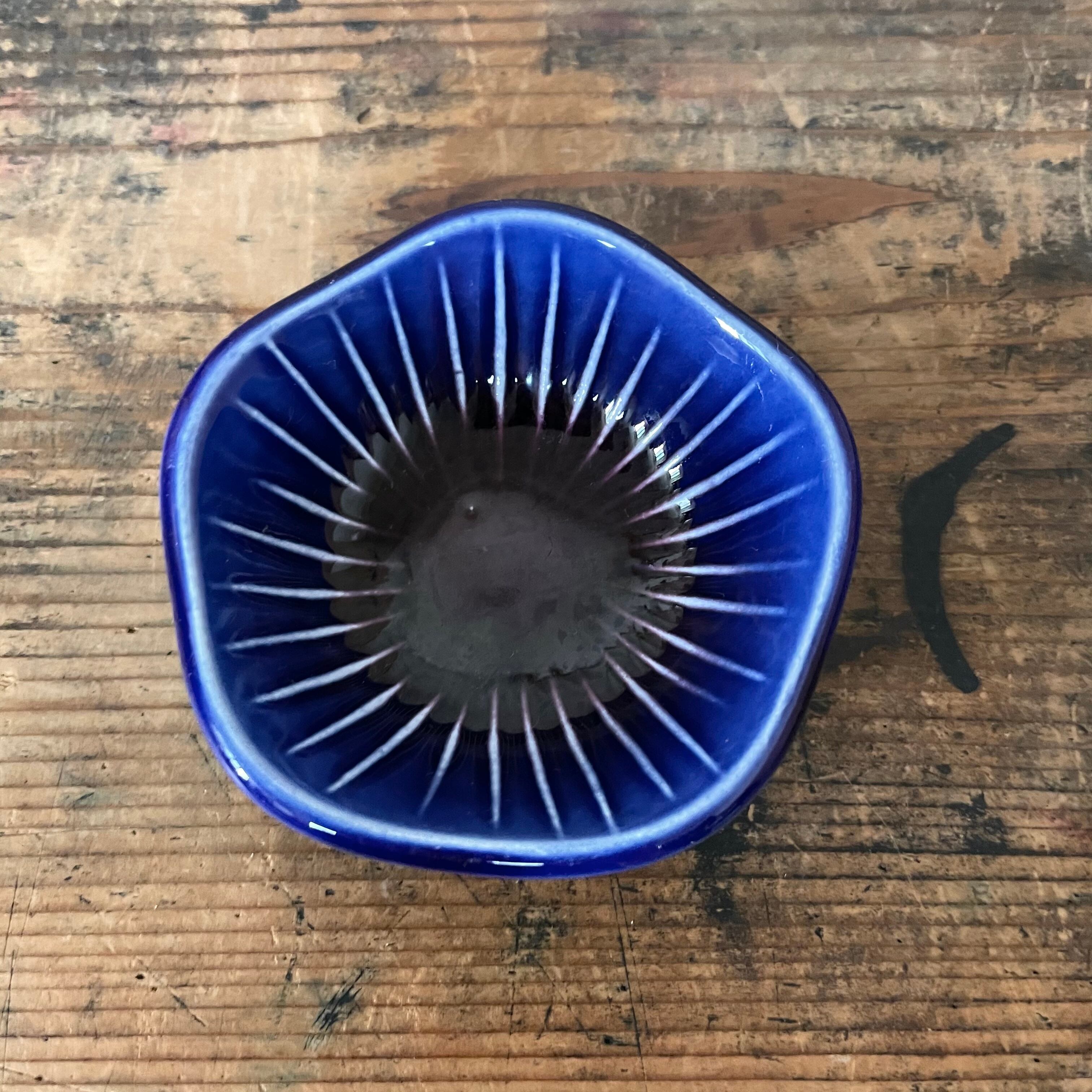 濃いブルーの花なうつわ