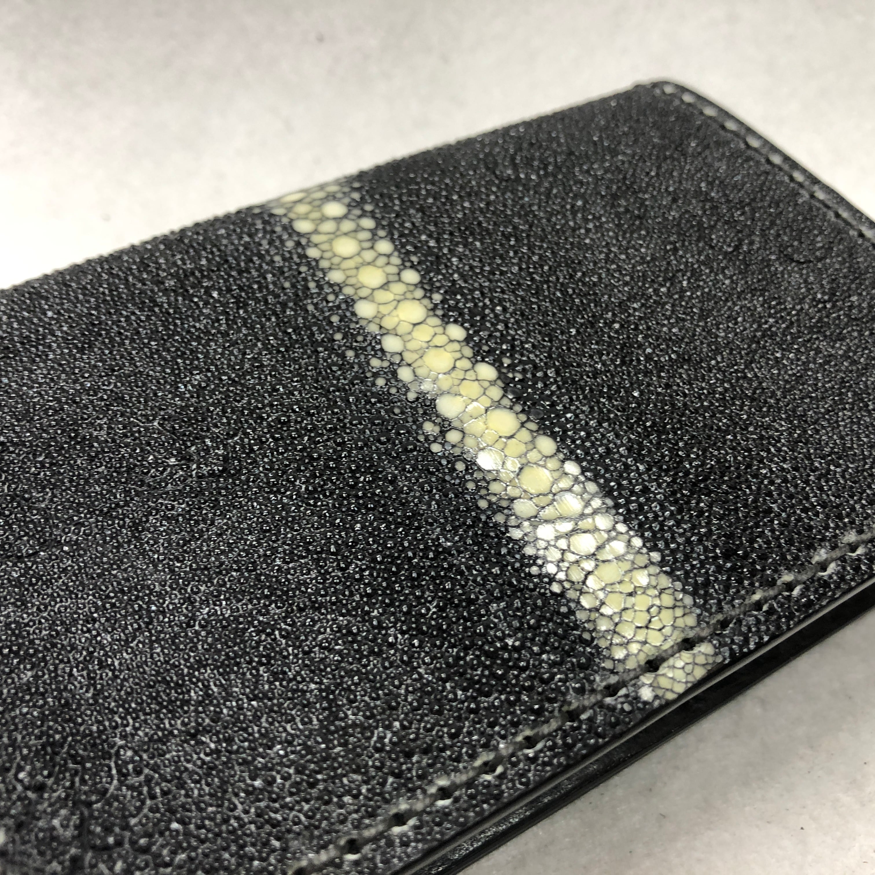 ST08 スティングレイ エイ革（ガルーシャ）2つ折り財布 ブラック（連石