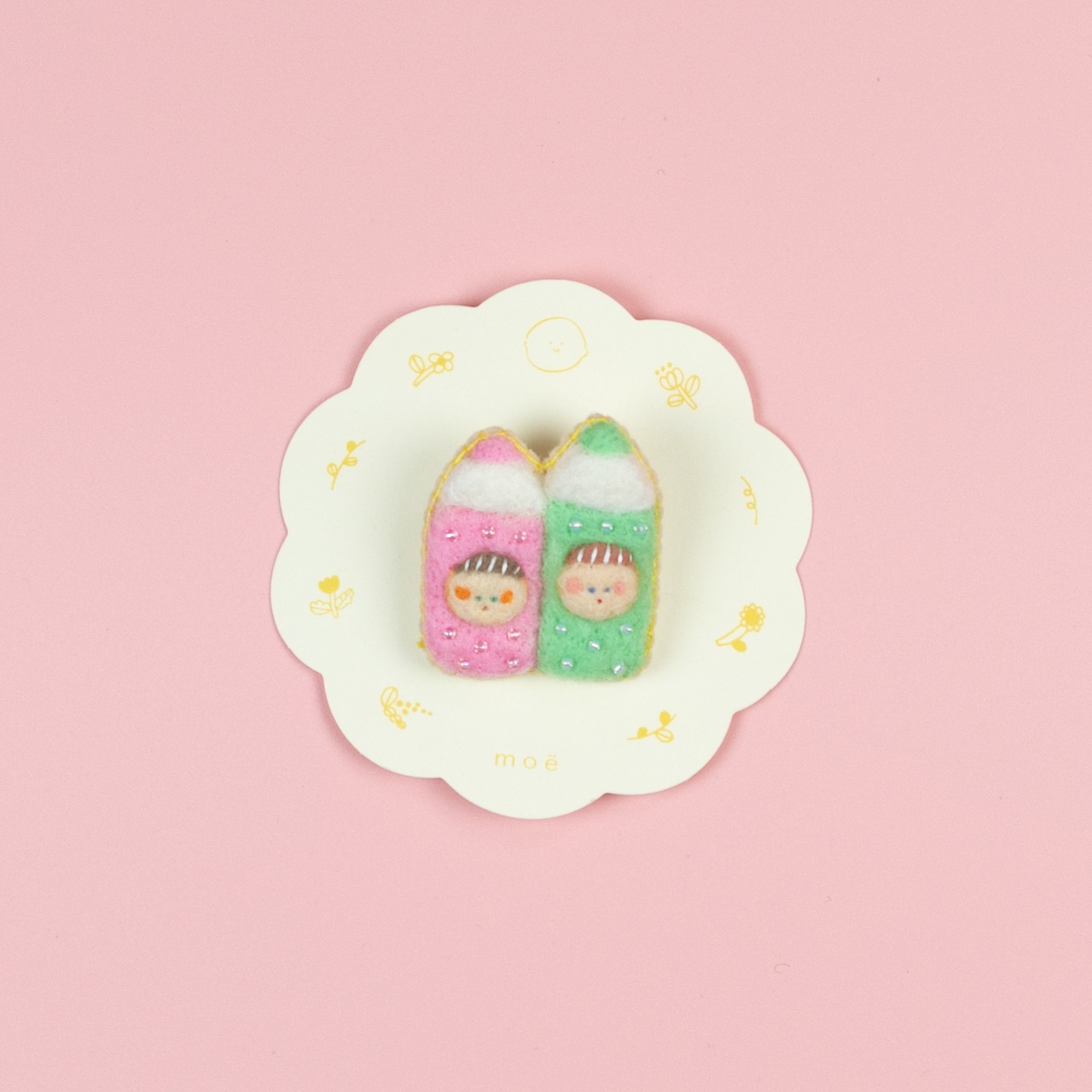 < moë > ２色の色えんぴつちゃん brooch