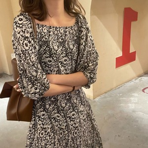 モノトーンプリントミモレ丈ワンピース W01128