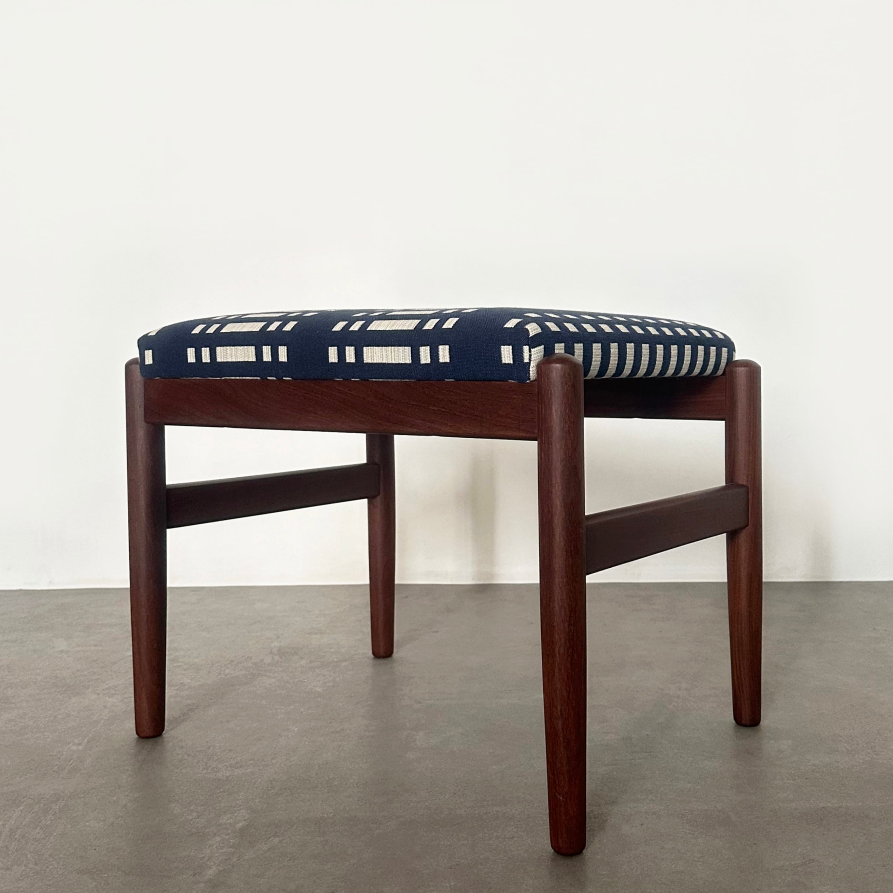 Foot stool with Johanna Gullichsen Nereus / CH207 | situraeru