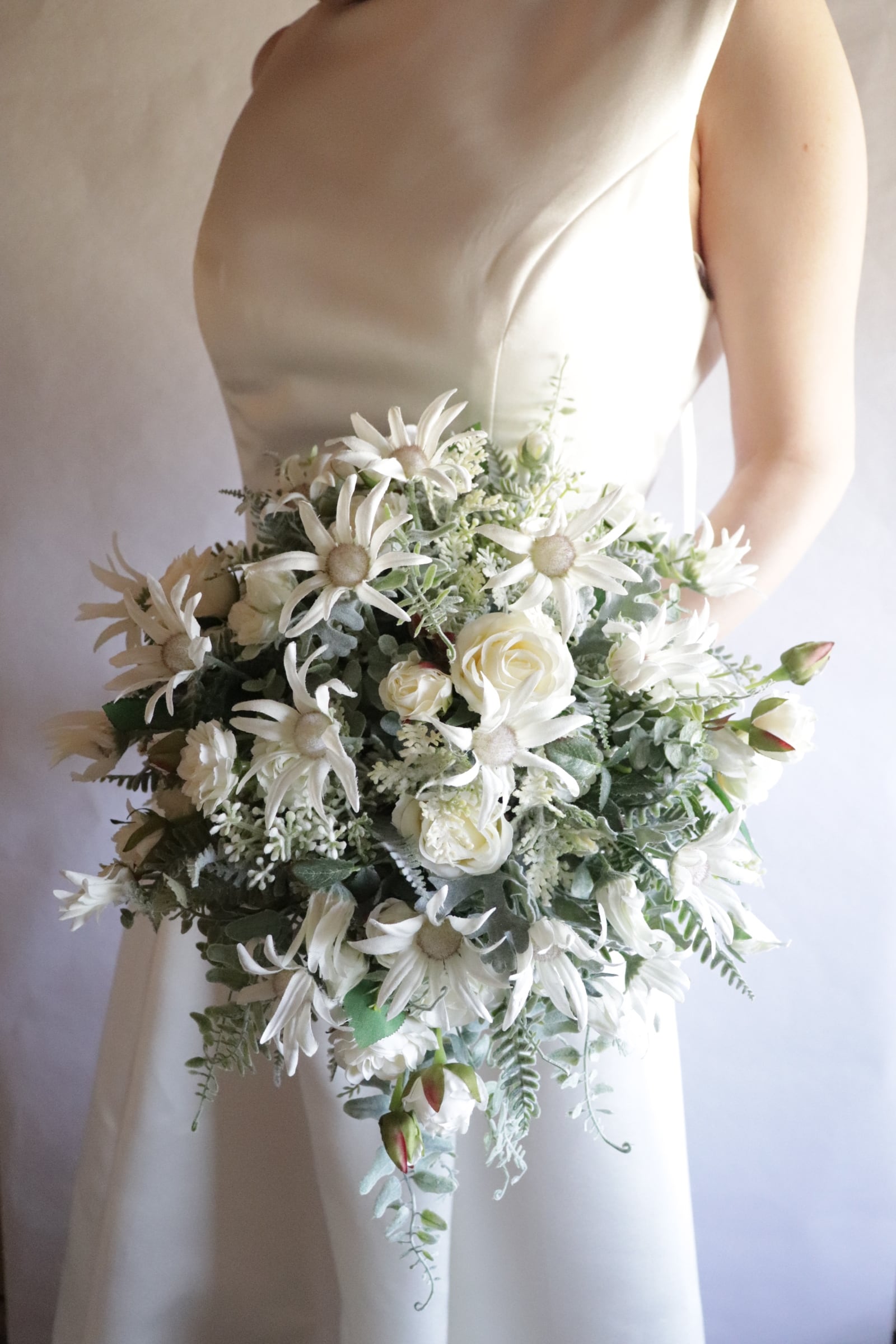 フランネルフラワーと白いバラのセミキャスケードブーケ