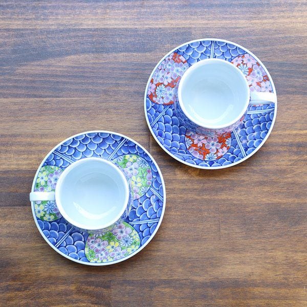 有田焼 コーヒー碗皿 青海波花絵 腰丸（緑・赤） 3-043 | MARUFUKU