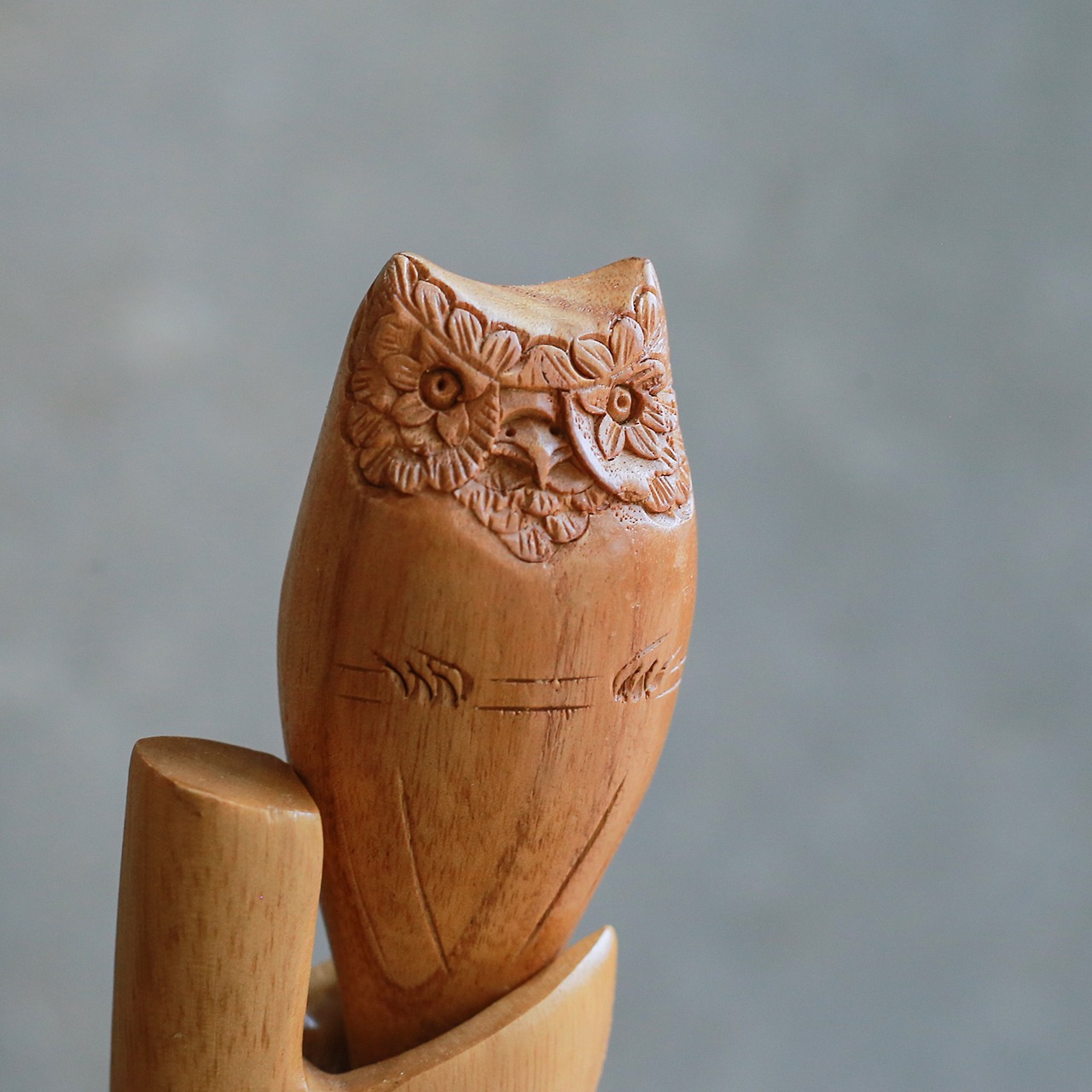 お出かけを待つ、フクロウの靴べら