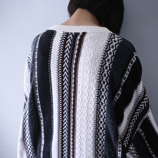 monotone color multi knitting pattern over silhouette knit