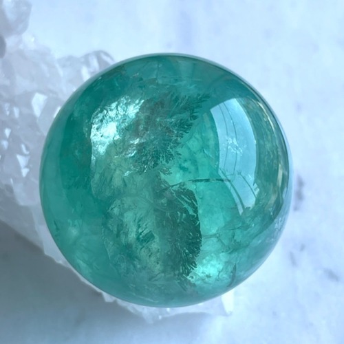 【超美石】【虹入り】グリーンフローライト　スフィア（丸玉）（台座つき）2555