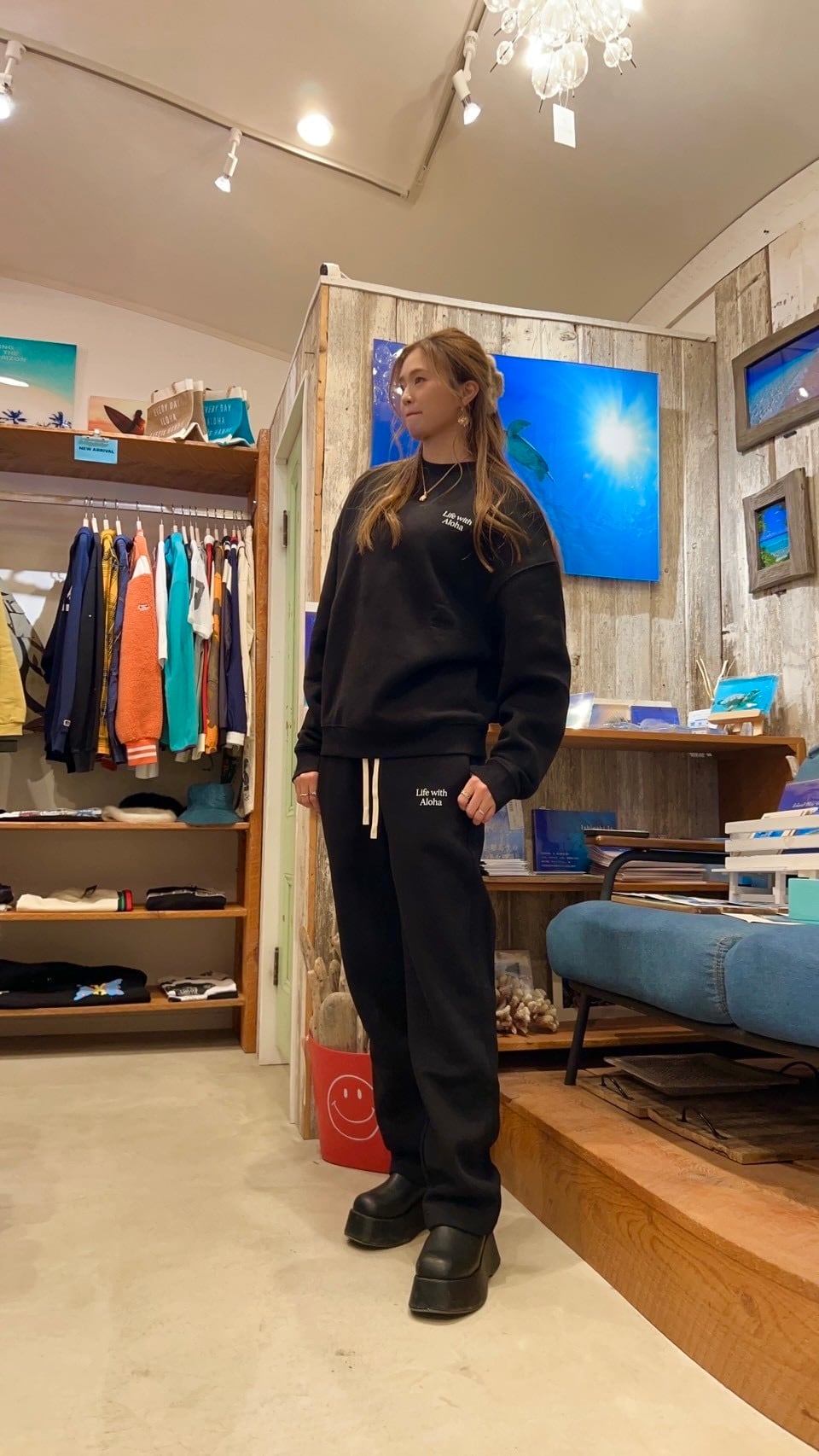 8th anniversary LIFE with aloha トレーナー (単品)￥12,000(￥13,200)