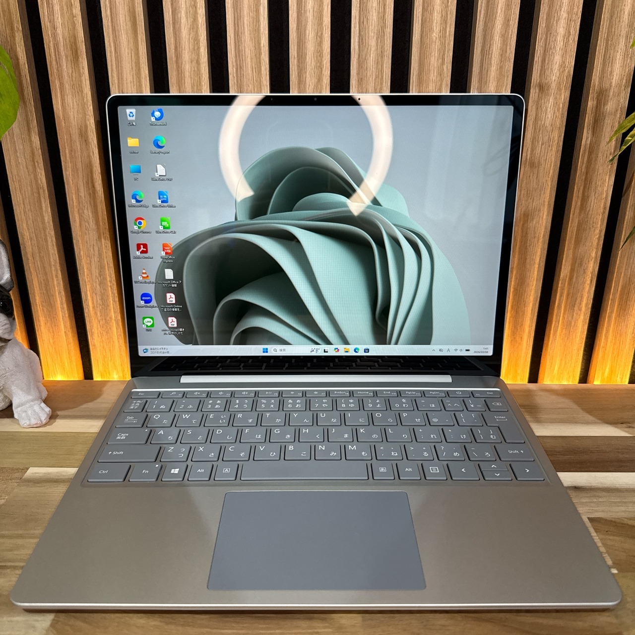 \ 公式ショップ限定価格❣️/ 準美品《人気シリーズ》Surface Laptop Go プラチナ Corei5 第10世代 メモリ4GB SSD ノートパソコン 安心サポート&3ヶ月保証付き