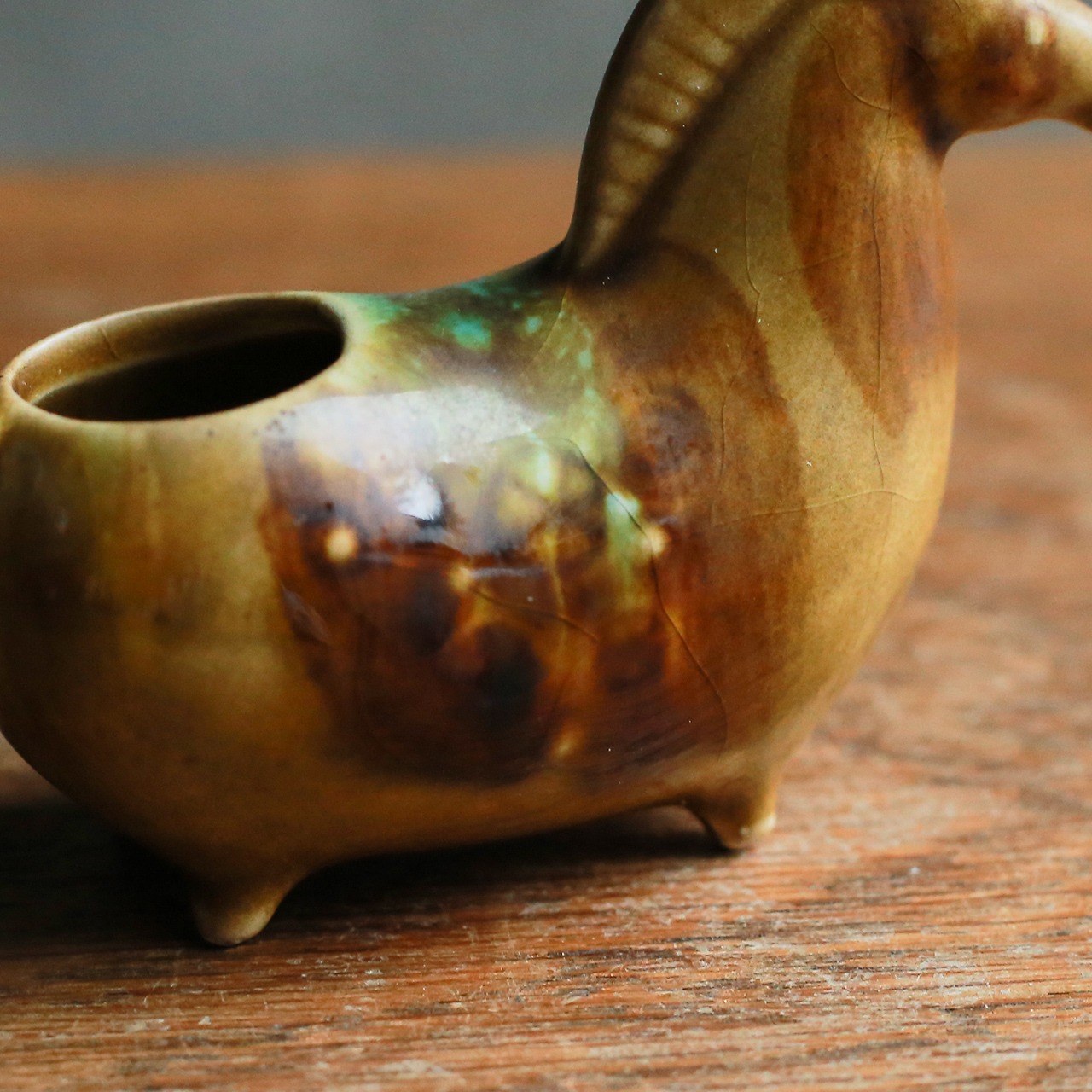 鮮やかな色味が目を引く、馬の小物入れ 2