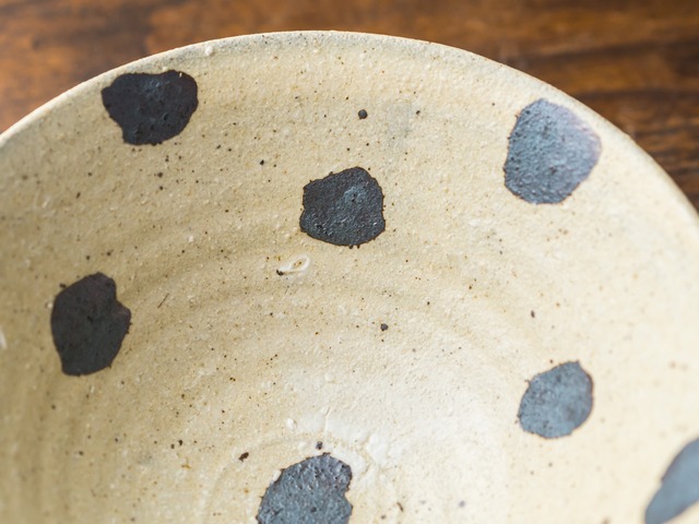 5寸飯茶碗 白地に茶ドット柄（茶碗・小丼）／西川真衣