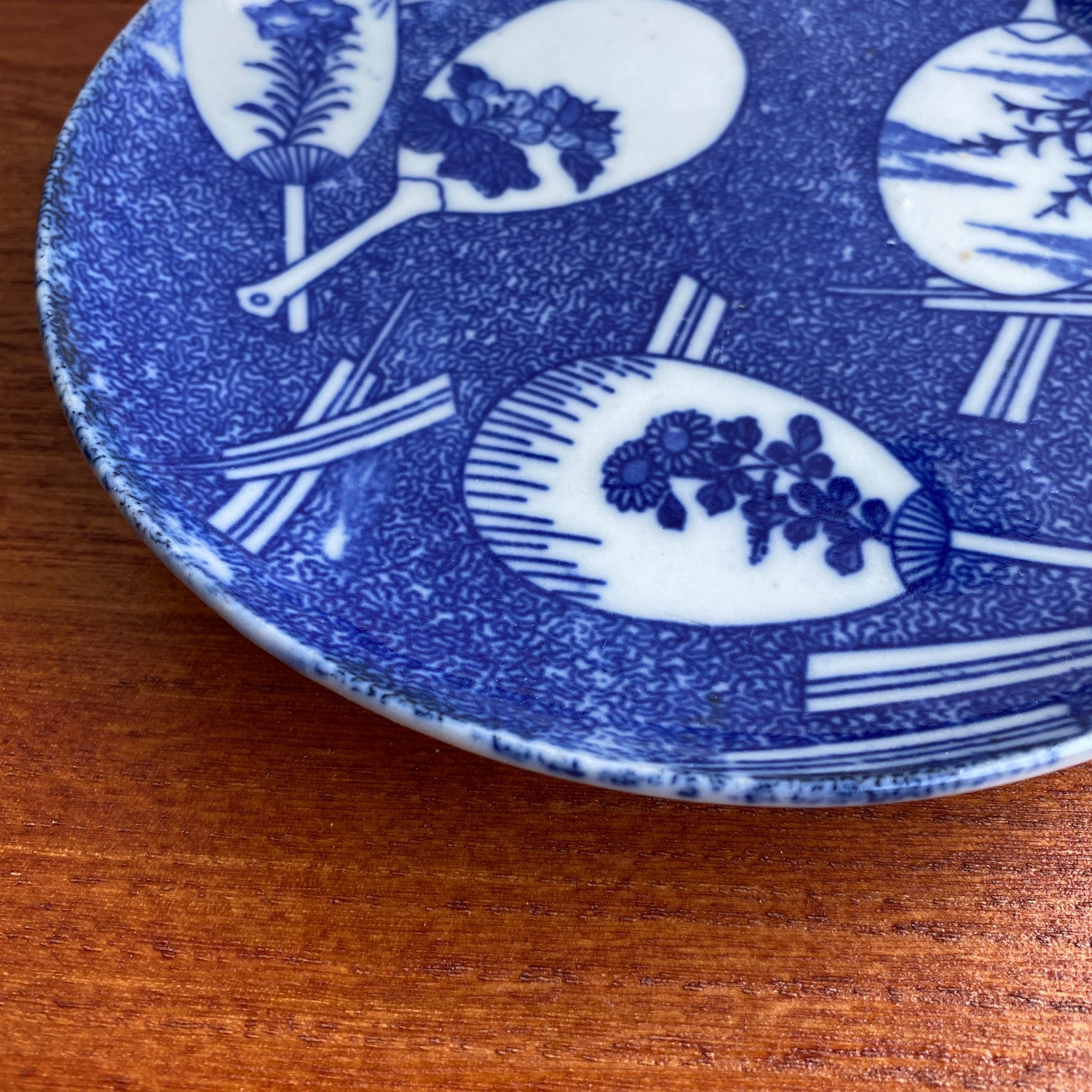 うちわと扇子柄のおしゃれな印判皿 (B) | むかしのうつわ 迦史庵