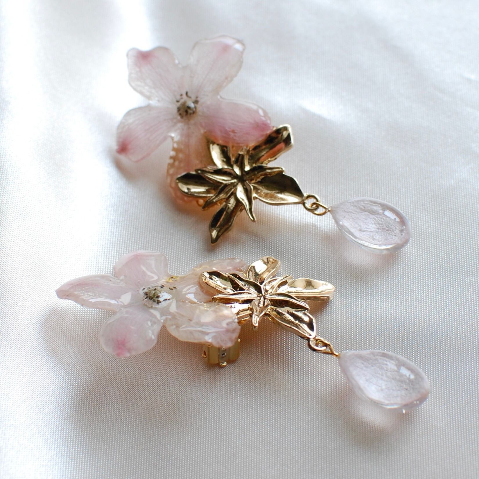 花びらの雫滴る 夕陽色に輝く桜色のデルフィニウム ピアス イヤリング Harue