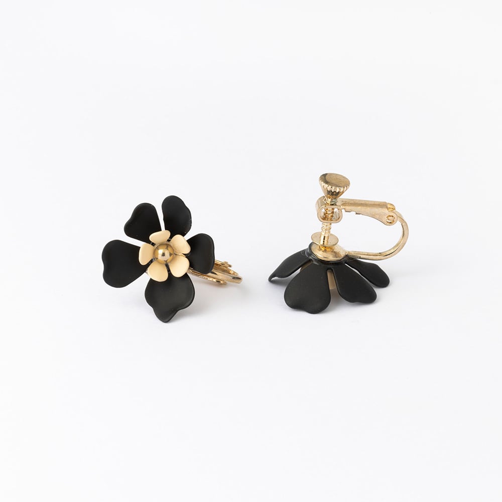 179 ブラック✖︎ゴールド花びらの華やかアクセ　ピアスorイヤリング カラーフラワー ピアス&イヤリング【ブラック×ベージュ】 | ASK（アスク）