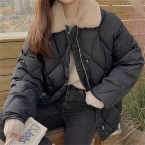 【送料無料】アウター ジャケット 羽織り ダウンジャケット 萌え袖 袖あり 長袖 えり付き Vネック ファー付き Aライン フレア ポケット 厚手生地 かわいい 大人可愛い 大人女子 こなれ感 シンプル カジュアル 大人 おしゃれ お洒落 ラフ コンサバ ガーリー ヘルシー 無地 秋 雪 防寒 30代 40代 レディース 女性用 デート お出かけ お茶会 女子会 休日 授業参観 着回し デイリーユース 普段使い オルチャン 韓国系 ファッション 定番アイテム 着痩せ   ブラック 黒