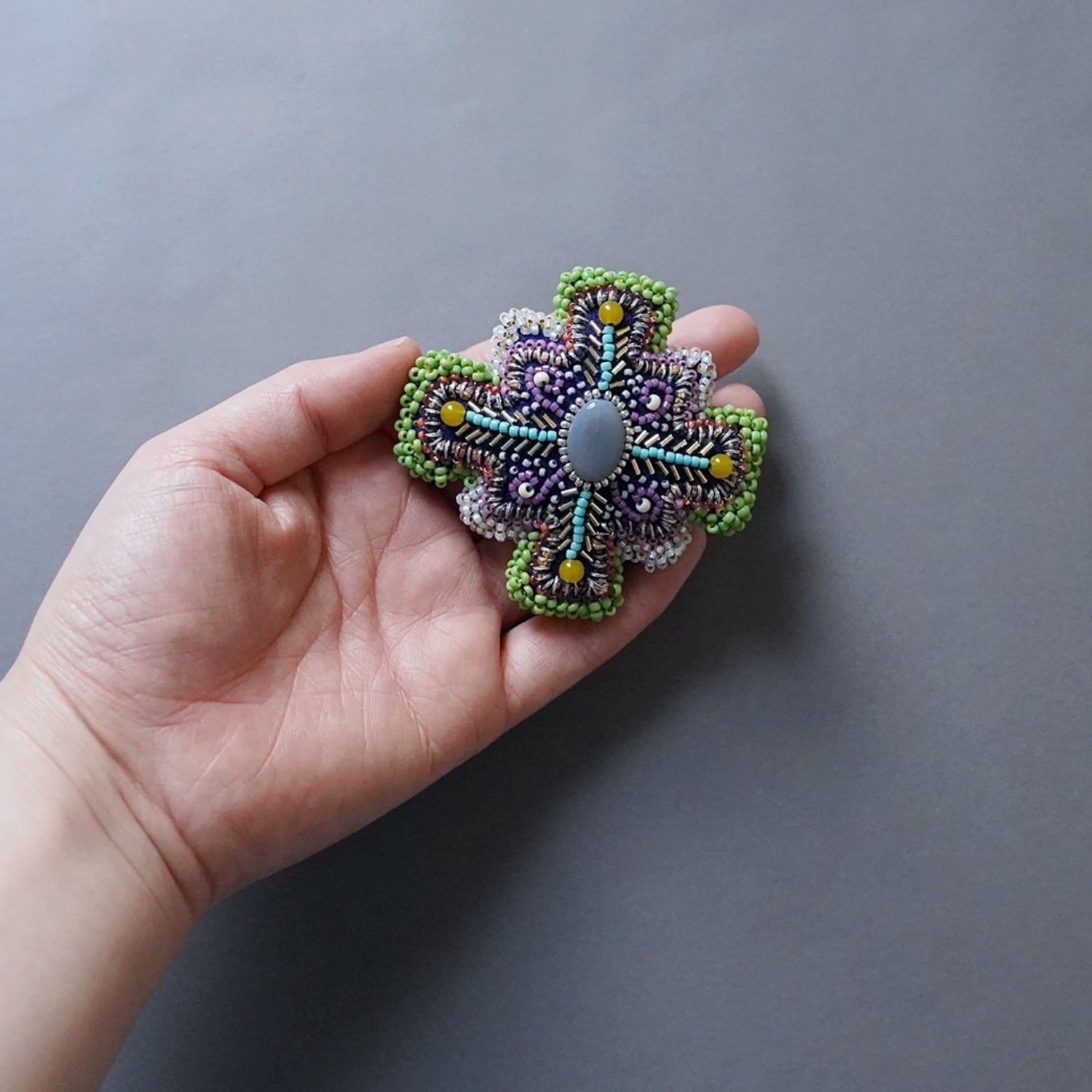 変形クロスのブローチ 3 ビーズ刺繍 一点もの カラフル | 月によろしく