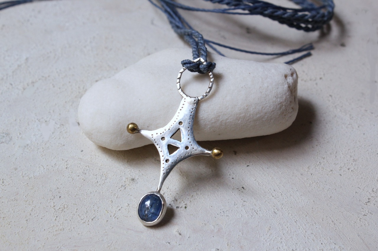 カイヤナイトのアンクネックレス　/マクラメコード