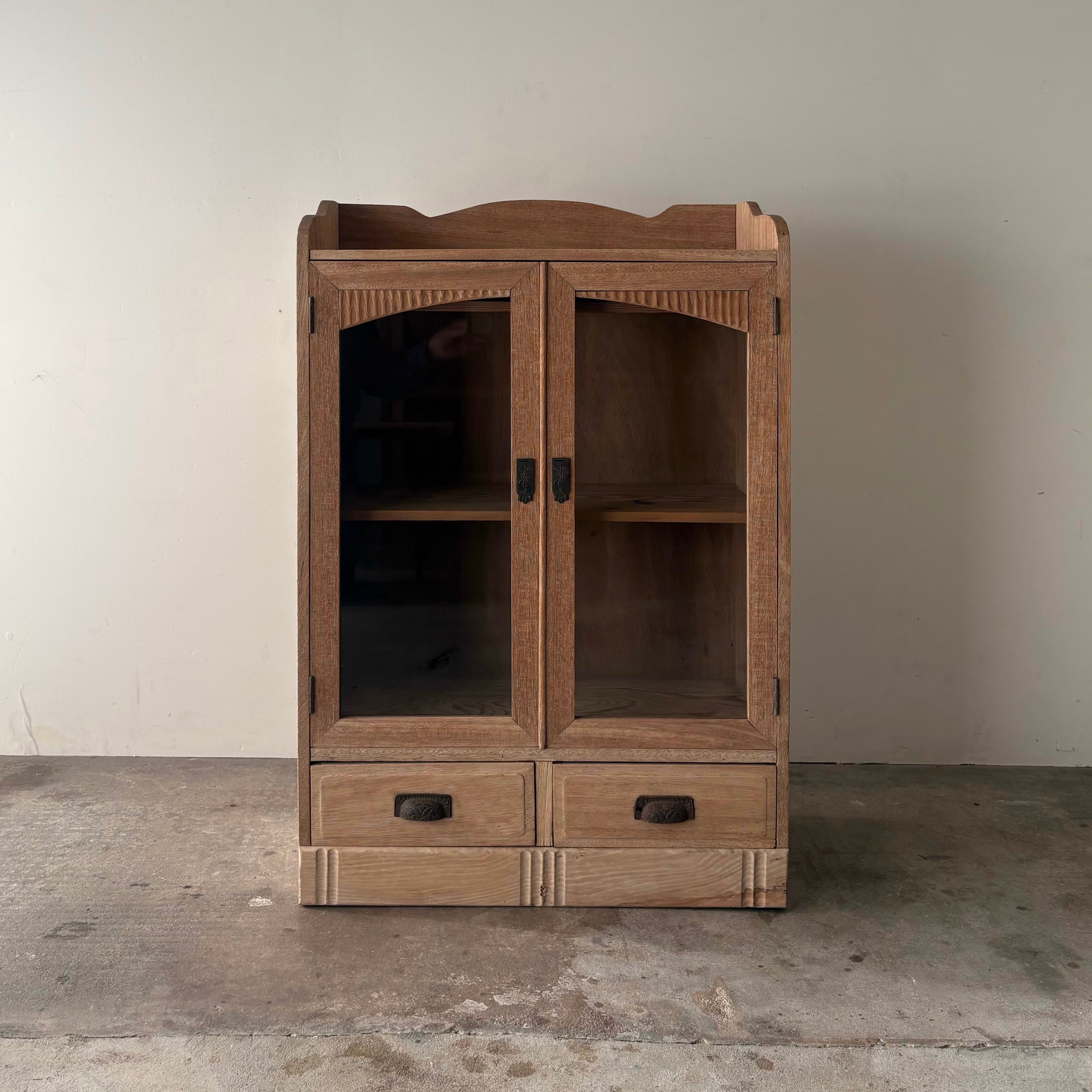 ガラスのキャビネット　1091