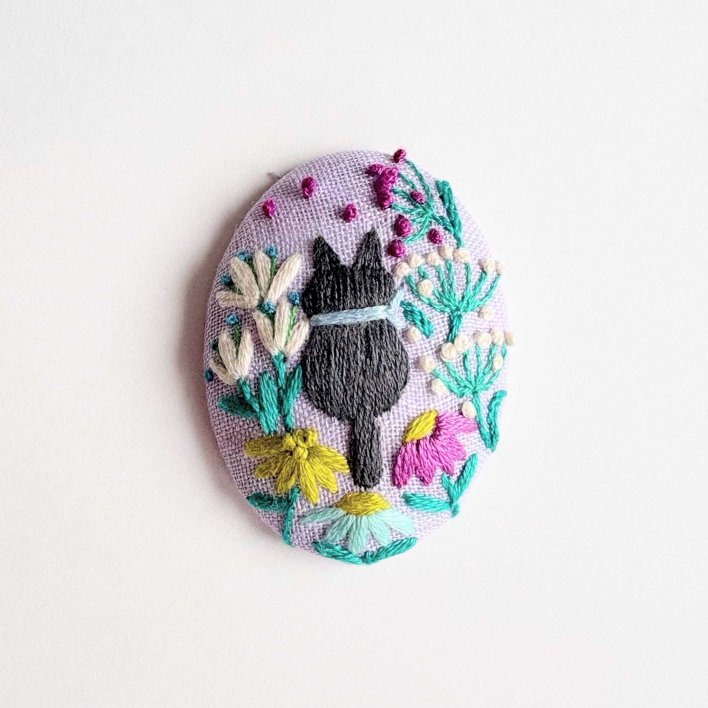 ビーズで飾った草花の刺繍ブローチ【botanical】#298 | PAY ID