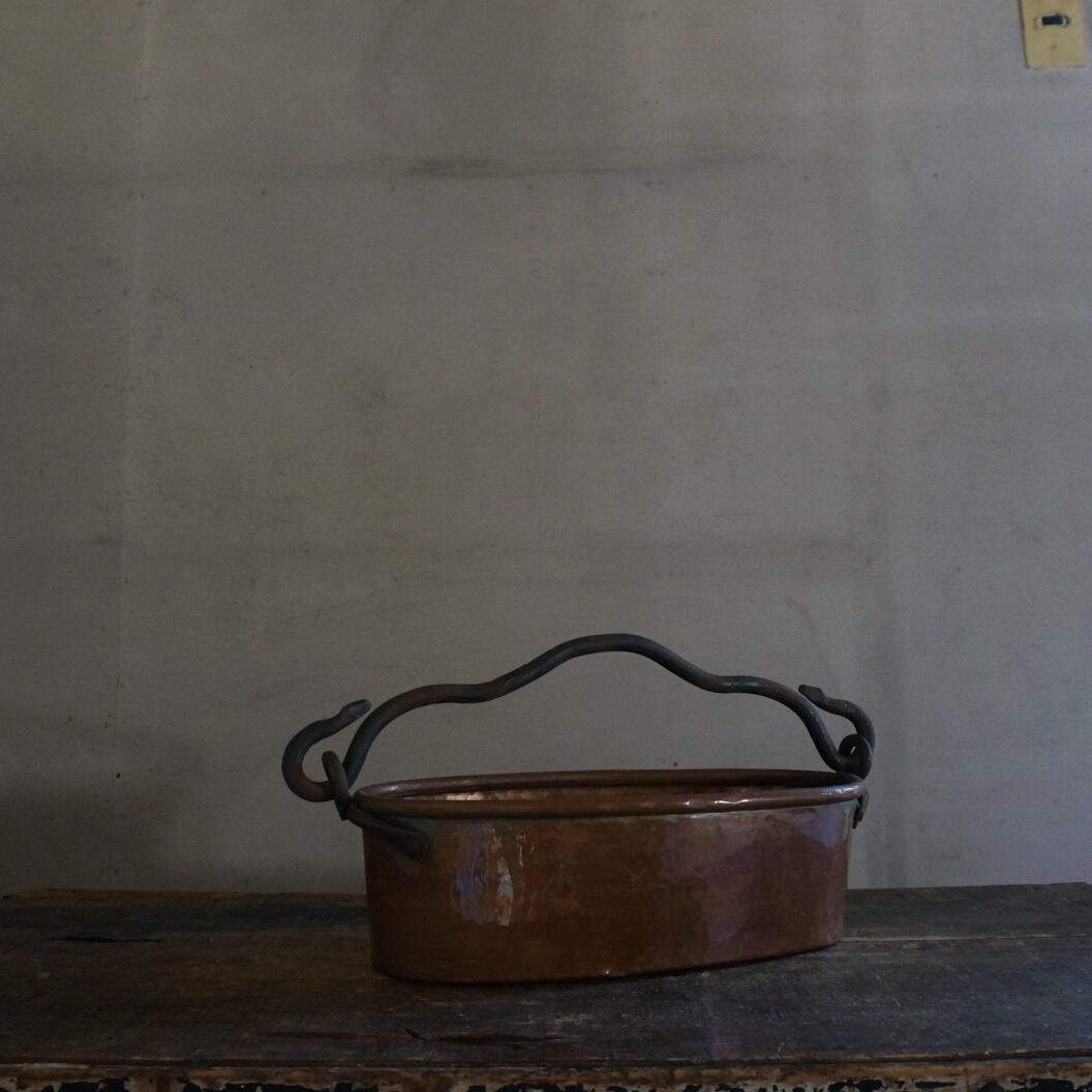 古いフランスの銅プランター