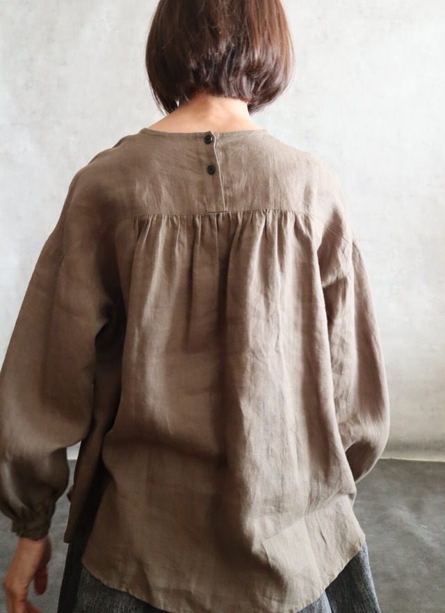 シンプルバック切替ブラウス　オリーブ