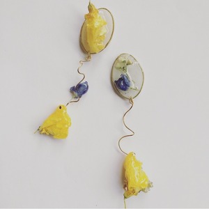 petal earrings / pierce
