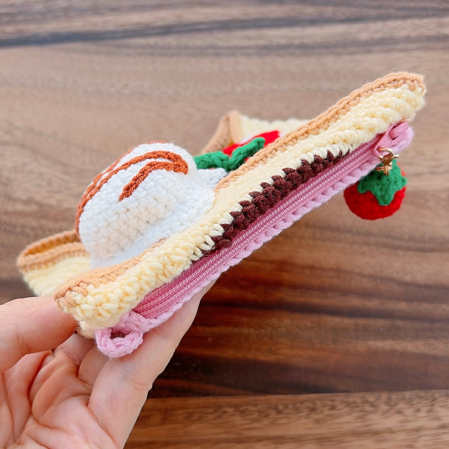 イチゴのチョコレートソースガレット・あみぐるみポーチ | neochiko